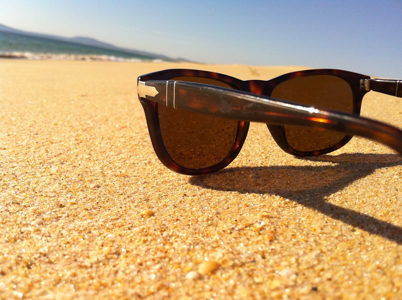 sunglasses, sand, sun-115870.jpg